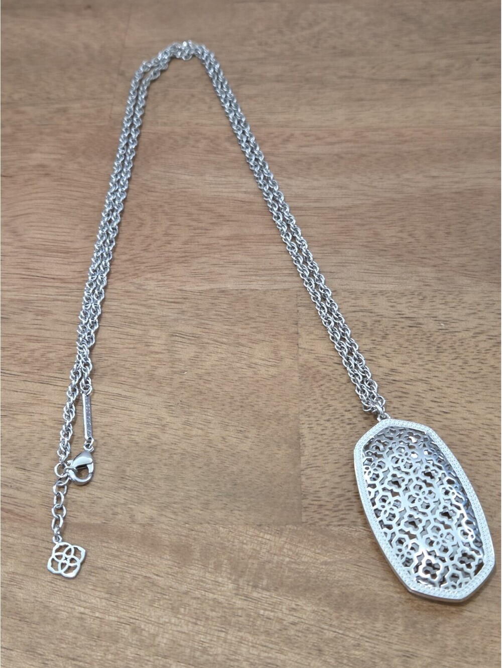 Beautiful Kendra Scott Filagree Pendant Necklace - Picture 3 of 4